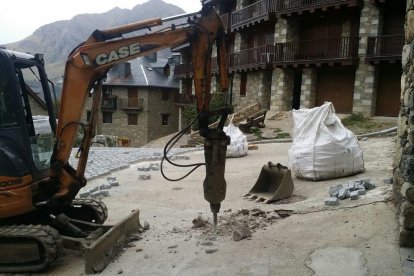 Les màquines treballant en la remodelació de la plaça Salineres de Taüll.