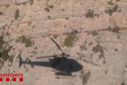 Un momento del rescate de un escalador, ayer, en la Pedrera de Rúbies.