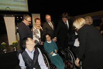 El president de la Generalitat, Carles Puigdemont, saludó a algunos de los usuarios de Aremi que asistieron a la cena de ayer en La Llotja.