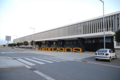 Fachada del instituto La Mitjana, que está al lado de la escuela de primaria del mismo nombre.