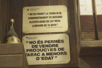 Rètols de prohibició de venda d’alcohol i tabac a menors.