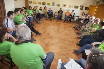 Una reunió de la plataforma Salvem els Plans de Conill.