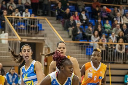 Meiya Tirera, con el balón, y Georgina Bahí fueron dos de los puntales del equipo ante las zamoranas.