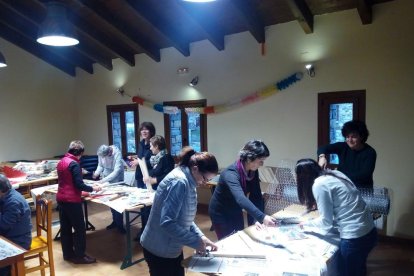 El taller de dones al local social d’Erill la Vall, on van confeccionar els detalls nadalencs.