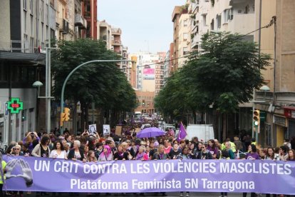 La capçalera de la manifestació, ahir durant el seu pas pel carrer Ramón y Cajal de Tarrragona.