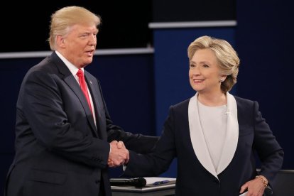 La encajada de manos entre Trump y Clinton en su cara a cara.