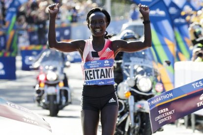 Keitany gana su tercer maratón de Nueva York, con 50.000 participantes