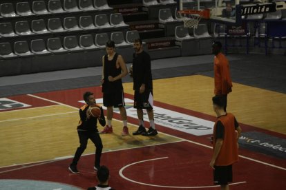 Borja Comenge, explicant un sistema de joc durant l’entrenament d’ahir.