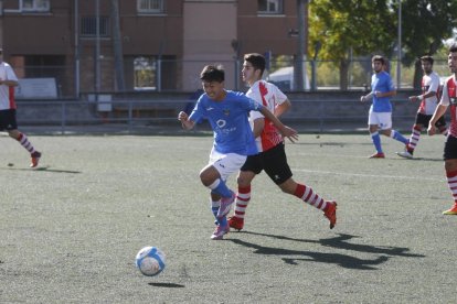 Cheng Hui, titular ahir, esprinta en la imatge per intentar controlar la pilota.