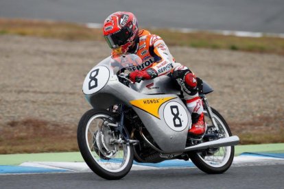 Fernando Alonso y Marc Màrquez comparten pista en Motegi