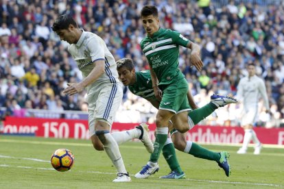 Morata, autor del tercer gol, controla una pilota.