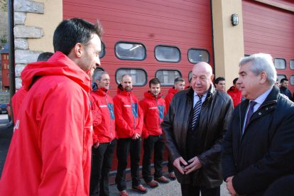 Barrera y Puig en su visita al parque de pompièrs de Vielha.