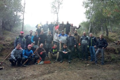 Los participantes en la limpieza de la Serra de Rosselló.