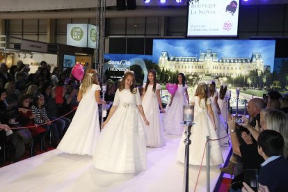 El desfile de los vestidos de comunión fue uno de los actos estrella de la mañana de ayer en DeNuvis.