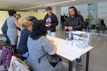 Ciudadanos búlgaros ejerciendo su derecho a voto en Lleida.