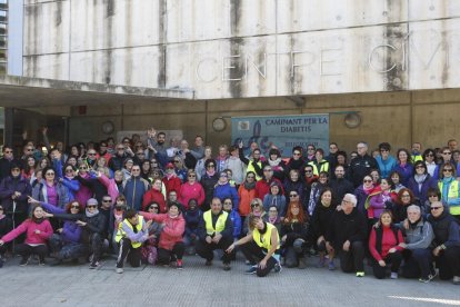 Foto de grup dels participants en la caminada ahir al matí abans de sortir, al centre cívic de Balàfia.