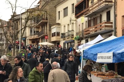 Els carrers d’Àger es van omplir ahir de visitants i de parades amb productes autòctons.