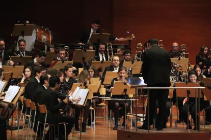 Un moment de la interpretació de la Banda Simfònica Unió Musical ahir a l’Auditori.