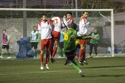 El local Allué lanza una falta desde la frontal del área en una acción del partido. 