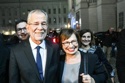 El ecologista Alexander Van der Bellen con su mujer, Doris Schmidauer, tras conocerse el resultado de las elecciones.