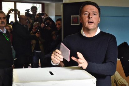 El primer ministro italiano Matteo Renzi en el momento de emitir ayer su voto.