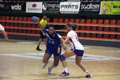 Jennyfer Nana, con el balón en la mano ante la oposición de una jugadora rival. 