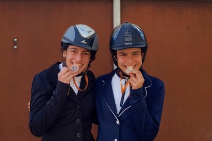 De izquierda a derecha, Ester Carrió (bronce) y Clara Foix (plata) en el Catalán de hípica.