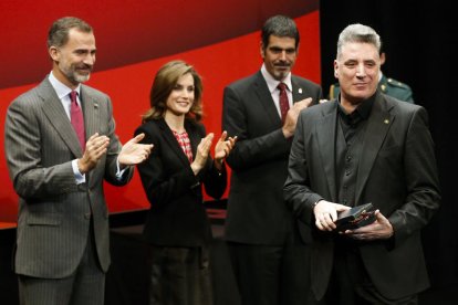 Loquillo, ahir al rebre la Medalla d’Or de Belles Arts davant de la mirada dels reis espanyols.