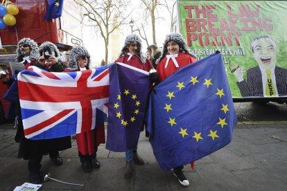 Manifestants pro-Europa, en una protesta davant del Tribunal.