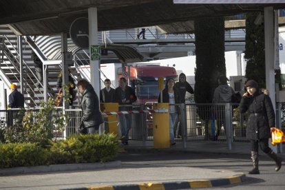 Treballadors de la Corporació Alimentària Guissona, sortint ahir del complex carni.