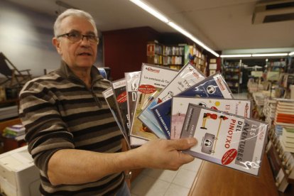 Miquel Bernal, de la llibreria Punt de Llibre de Lleida, ahir amb els vuit títols d’audiollibres en català.