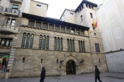 Vista de la façana de la Paeria, ja sense l’estelada a la finestra.