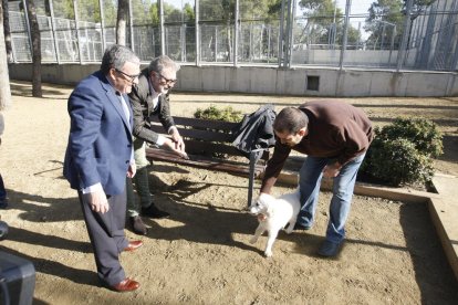 Ros y Larrosa junto a un usuario de la nueva zona para perros. 