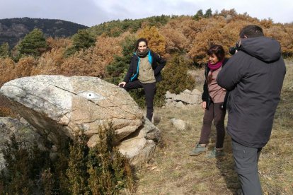 Un grup de turistes visitava ahir la zona acompanyats per un veí del poble.