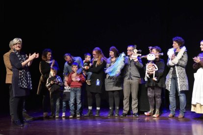 Foto de família dels premiats i els organitzadors a l’escenari, dissabte al recollir el guardó.