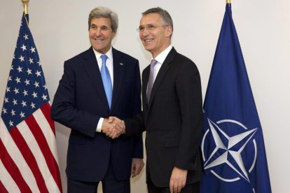 John Kerry con el secretario general de la OTAN, Jens Stoltenberg.