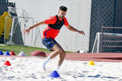 Gerard Piqué ejercitándose ayer sobre una superficie de arena para fortalecer su tobillo.