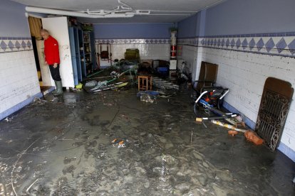 Un hombre observa el garaje inundado de su casa, ayer en Cádiz.