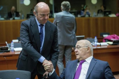 Luis de Guindos saluda el ministre francès de Finances, Michel Sapin, ahir a Brussel·les.