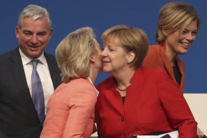 Angela Merkel saluda la ministra de Defensa, Ursula von der Leyen, durant el congrés de la CDU.