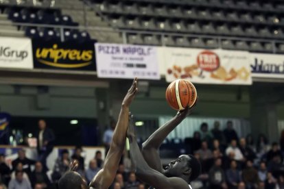 Papa Mbaye intenta anotar davant de l’oposició de Diagne.