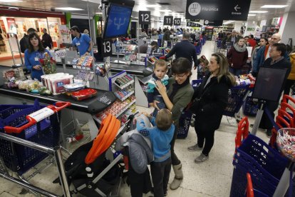 Clientes ayer en las cajas de una gran superficie comercial de la capital.