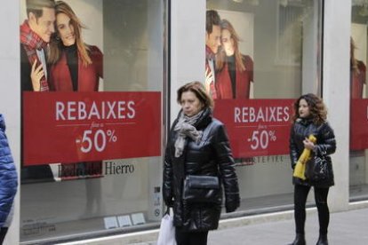 Cartells de rebaixes en un aparador.