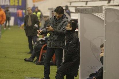 Melgarejo, repenjat a la banqueta del Lleida, divendres passat al costat de Siviero.