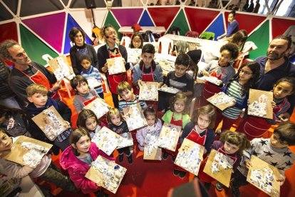 Els nens van participar en un taller de trencadís a la Fira d’Artistes i Activitats Tradicionals de Tàrrega.