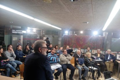 Larrosa presentó ayer el proyecto del bosque urbano de Balàfia a vecinos y entidades del barrio. 