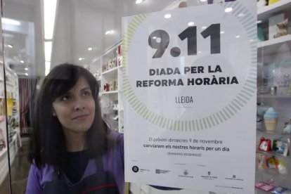 El cartell que anuncia la jornada per la reforma horària a les botigues que avui tancaran abans.