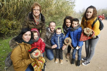 Niños y sus familiares muestran los ‘tions’ que encontraron ayer en su aventura por el parque de La Mitjana. 