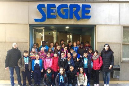 Els alumnes davant de la porta de SEGRE