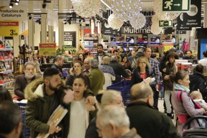 Les grans superfícies van registrar ahir una gran afluència de clients durant el festiu d’obertura comercial.